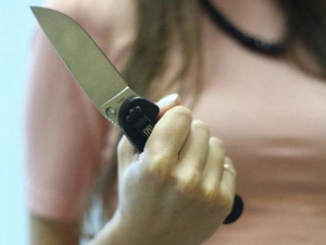 В Мариуполе 59-летняя женщина ножом ударила своего знакомого