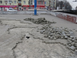Брак не принимаем: На главной площади Мариуполя заменят всю уложенную плитку? (ФОТО)