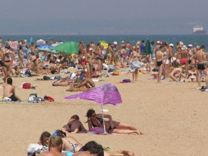 На пляжах Мариуполя отдыхают до 12 тысяч человек