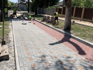 В Мариуполе к ж/д вокзалу и Горсаду мостят новые тротуары