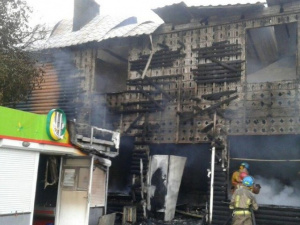 В Мариуполе ночью горел двухэтажный дом, в котором находились три магазина (ФОТО)