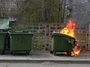 На улицах Мариуполя вандалы уничтожили 22 новых мусорных евроконтейнера (ФОТО)