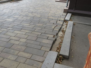 У городского лицея в центре Мариуполя рассыпается кладка нового тротуара (ФОТОФАКТ)