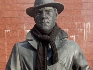 «Обменяю шарф на пистолет»: в Мариуполе Высоцкого утеплили шарфом