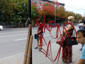 Прозрачные объекты в Мариуполе травмируют птиц и возбуждают street art хулиганов (ФОТОФАКТ)