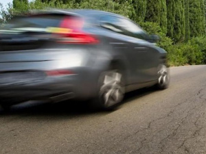 За момент до возможной трагедии: в Мариуполе водители продолжают нарушать ПДД (ВИДЕО)