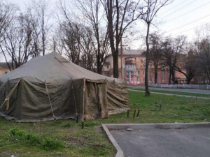 Возле больниц Мариуполя развернули пункты приема больных на коронавирус (ФОТО)