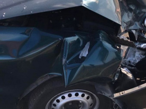 В Мариуполе водитель въехал в припаркованное авто. Пассажира с переломом увезли в больницу