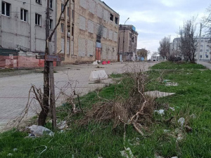 Живі пам’ятають: чому серед парків Маріуполя досі лежать ті, кого не поховали по-людськи