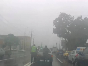 Посреди дороги в Мариуполе застрял автомобиль