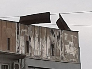 В Мариуполе сильным ветром сорвало часть крыши многоэтажного дома