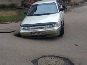 В Мариуполе легковой автомобиль провалился в люк (ФОТО)
