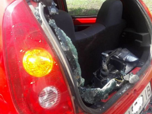  Грузовик Mercedes в Мариуполе протаранил легковушку (ФОТО)