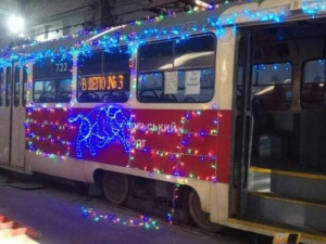 В Мариуполе украшают транспорт к праздникам и готовят приятные сюрпризы пассажирам