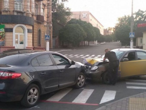 В Мариуполе такси столкнулось лоб в лоб с легковушкой