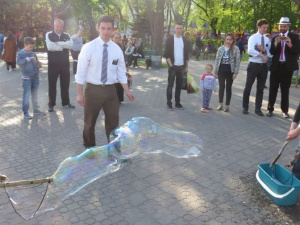 В фестивальном Мариуполе создавали радужные двухметровые пузыри (ФОТО+ВИДЕО)