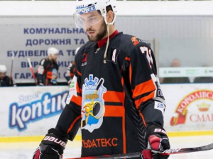 Хоккеиста сборной Украины отстранили за расистский жест в адрес игрока «Донбасса»