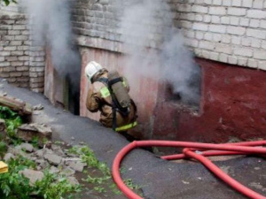В Мариуполе горел подвал многоэтажки: в дыму оказался мужчина (ФОТО)