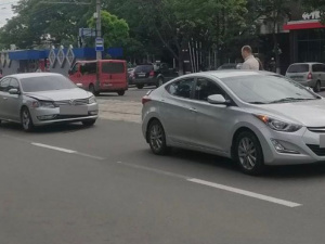 В Мариуполе столкнулись два авто, пешеход – в больнице