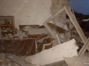 На Донбассе снаряд попал в жилой дом. Там находилась семья с маленьким ребенком (ФОТО)