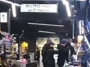 Мариуполец разгромил продуктовый магазин, отказавшись надевать защитную маску (ВИДЕО)