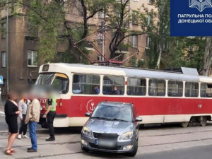 В Мариуполе столкнулись трамвай и легковушка