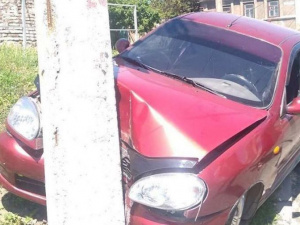 В Мариуполе девушка-водитель врезалась в столб (ФОТО)