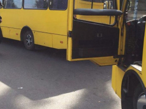 Патрульные в Мариуполе регулярно выявляют маршрутки с изношенными шинами (ФОТО)
