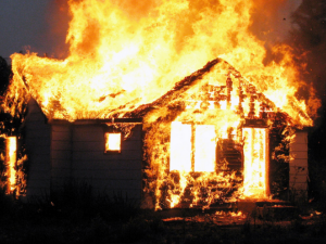 Вблизи Мариуполя мужчина едва не сгорел в частном доме