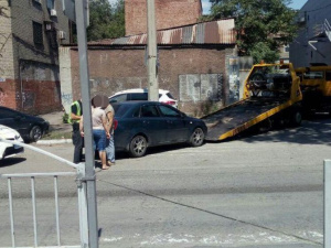 В центре Мариуполя проучили припарковавшегося на переходе водителя (ФОТО)