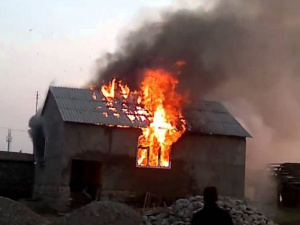 В Мариуполе горел дом: пострадала женщина