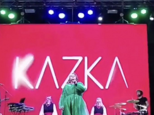 КАZKA на морском побережье: мариупольцы в День Независимости зажигали под любимые хиты (ФОТО)