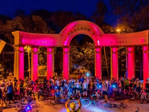 Мариупольцы за ночь исколесят весь город на светящихся велосипедах (ФОТО)