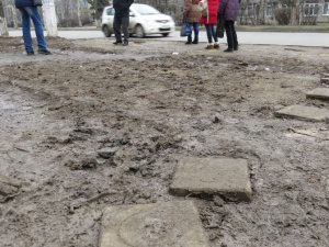 Утонувшая в грязи остановка в центре  Мариуполя не поддается очистке (ФОТОФАКТ)