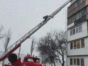 Шквалы ветра оторвали оконную раму и повредили кровлю дома на Донетчине