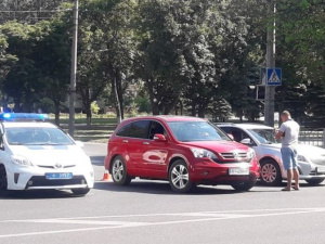 В центре Мариуполя столкнулись Chevrolet и Honda (ФОТОФАКТ)