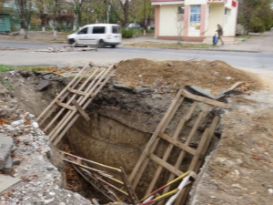 В Мариуполе на дороге опасная яма может стать ловушкой для машин и пешеходов (ФОТОФАКТ)