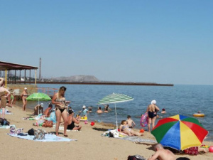 «Можно опозориться, переодеваясь»: мариупольцы иронизируют над раздевалками на городских пляжах