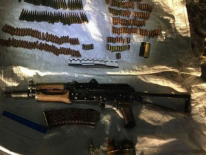 У мариупольца изъяли оружие, похищенное из отдела полиции Луганска (ФОТО)