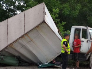 В Мариуполе неуправляемый грузовик протаранил два легковых автомобиля (ФОТО)