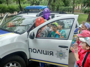 В Мариуполе дети «захватили» несколько патрульных машин полиции (ФОТО)