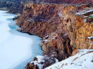 Заснеженный карьер в мариупольском поселке поражает своей красотой (ФОТОФАКТ)