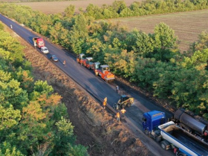 Долгострой за три месяца: трассу Запорожье-Мариуполь строят днем и ночью без выходных (ВИДЕО)