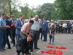 Мариупольцы под дождем создали инсталляцию в память о погибших во Второй мировой (ФОТО)