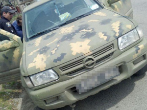 В Мариуполе «Opel» военной окраски нарушал правила, находясь в розыске (ФОТО)