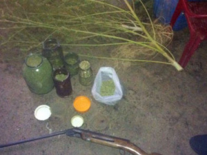 Житель мариупольского поселка заготовил на зиму 5 банок конопли (ФОТО)