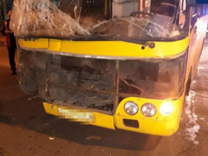 Утреннее ДТП: в Мариуполе невнимательность водителя маршрутки едва не привела к трагедии (ФОТО)