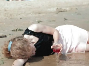 На мариупольском пляже пьяная 13-летняя девушка потеряла сознание
