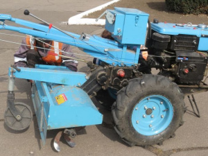 В Мариуполе «железный конь» пришел на смену лопатам землекопов (ФОТО)
