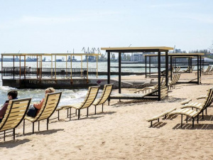 На мариупольских пляжах в десятки раз сократилось количество отдыхающих в выходные